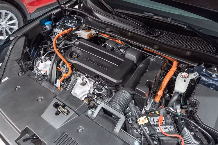 Về an toàn, Honda CR-V 2023 được trang bị gói công nghệ an toàn chủ động Honda Sensing với camera góc rộng 90 độ mới và radar sóng milimet 120 độ. Một số tính năng an toàn nổi bật của chiếc SUV có thể kể đến như: hệ thống hỗ trợ kẹt xe, kiểm soát phanh tốc độ thấp với nhận dạng biển báo giao thông, kiểm soát hành trình thích ứng bao gồm dải tốc độ thấp, hỗ trợ giữ làn đường và hệ thống cảnh báo điểm mù.