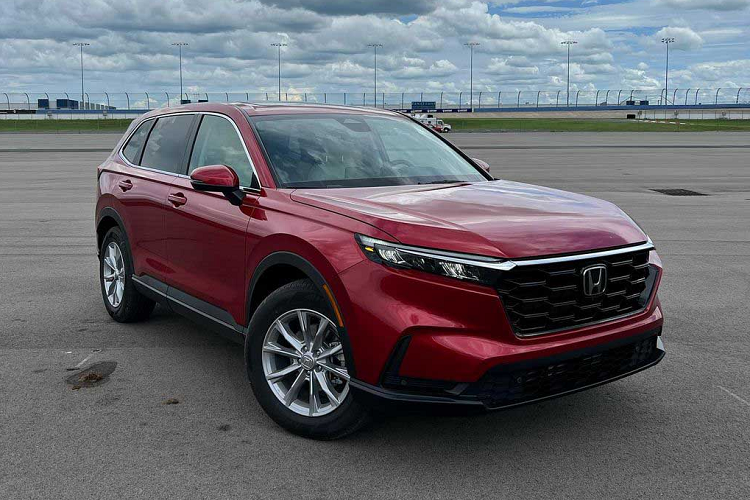 Ở thế hệ mới, Honda CR-V có nhiều thay đổi về mặt thiết kế ngoại thất, trong khi nội thất lại tương tự như Civic thế hệ thứ 11. Theo đó thiết kế của xe đượ lấy cảm hứng từ mẫu bán tải Ridgeline và SUV Passport TrailSport, nhằm mang đến một vóc dáng năng động, mạnh mẽ và cứng cáp hơn.