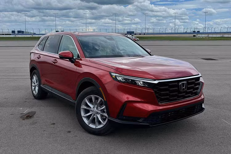 Ở thế hệ mới, Honda CR-V có nhiều thay đổi về mặt thiết kế ngoại thất, trong khi nội thất lại tương tự như Civic thế hệ thứ 11. Theo đó thiết kế của xe đượ lấy cảm hứng từ mẫu bán tải Ridgeline và SUV Passport TrailSport, nhằm mang đến một vóc dáng năng động, mạnh mẽ và cứng cáp hơn.