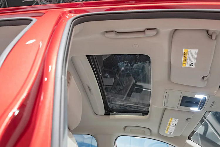 Tại thị trường Mỹ, Honda CR-V 2023 có 2 tuỳ chọn động cơ. Thứ nhất là động cơ xăng 4 xi-lanh, tăng áp, dung tích 1.5L, sản sinh công suất tối đa 190 mã lực và mô-men xoắn cực đại 243 Nm tại dải tua máy 1.700 - 5.000 vòng/phút như cũ dành cho 2 bản thấp. Động cơ này đồng hành với hộp số biến thiên vô cấp CVT và hệ dẫn động cầu trước hoặc 4 bánh AWD.