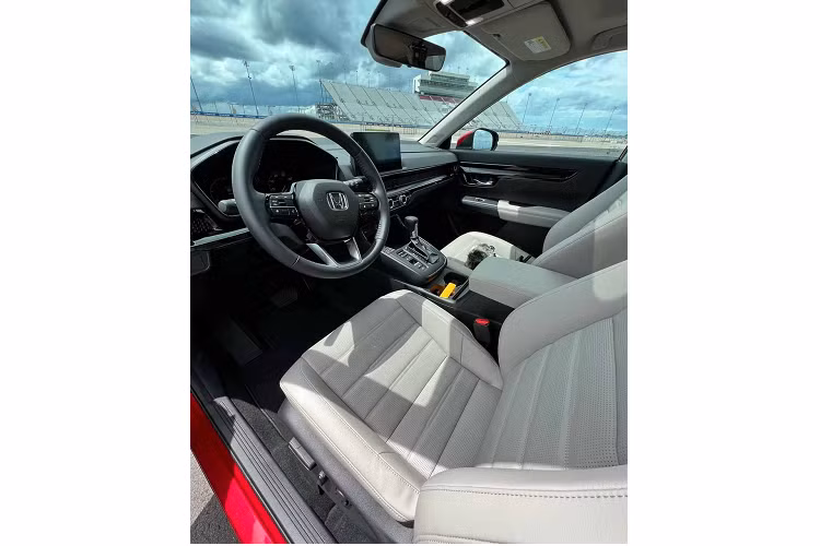 Di chuyển ra phía sau, Honda CR-V 2023 gây chú ý với cụm đèn hậu hình chữ L kéo dài lên đến cánh gió mui, tương tự phiên bản tiền nhiệm, nhưng đã được tinh chỉnh đồ họa chiếu sáng để trông bắt mắt hơn. So với thế hệ cũ, Honda CR-V 2023 dài hơn 68 mm, rộng hơn 10 mm và chiều dài cơ sở tăng 40 mm