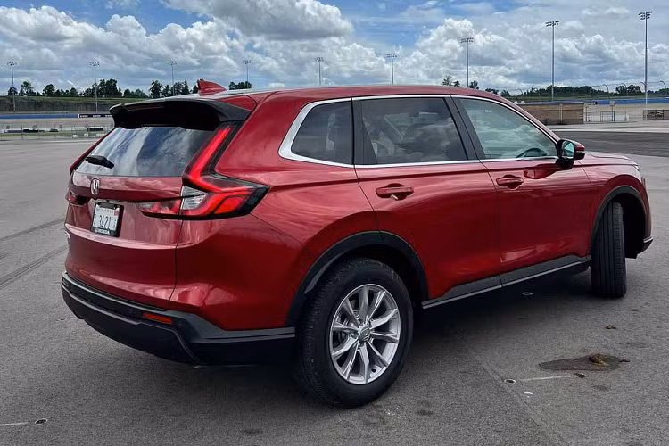 Những thay đổi ở ngoại thất Honda CR-V 2023 được thể hiện rõ ràng nhất ở phần đầu xe với lưới tản nhiệt hình lục giác cỡ lớn mới, được làm thẳng đứng hơn, đi kèm mắt lưới tổ ong sơn màu đen thể thao.