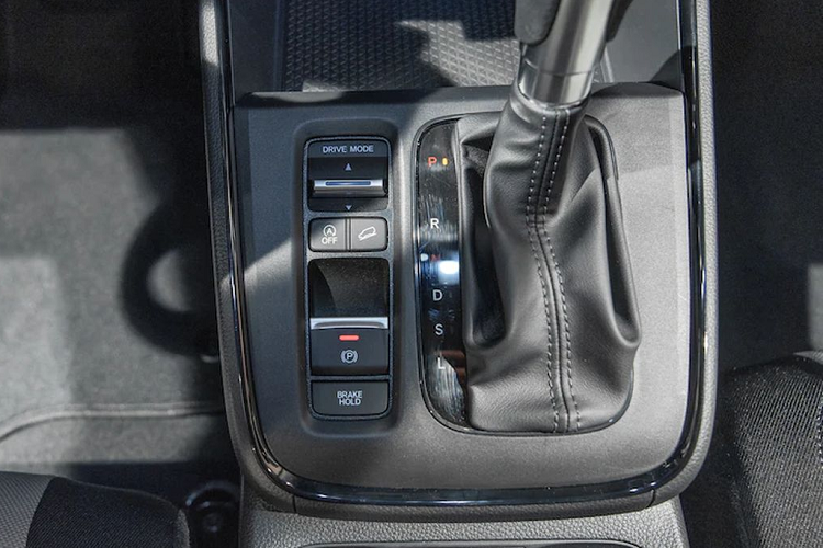 Xe được trang bị bảng đồng hồ kỹ thuật số 7 inch nằm cạnh màn trung tâm 7 inch mặc định. Núm chỉnh vật lý cho âm lượng và điều hòa được giữTrên các cấu hình cao cấp, Honda CR-V 2023 sẽ có màn hình thông tin giải trí dạng cảm ứng 9 inch, hỗ trợ Apple CarPlay và Android Auto không dây. Nội thất bọc da, sạc điện thoại thông minh không dây 15W và hệ thống âm thanh Bose 12 loa.