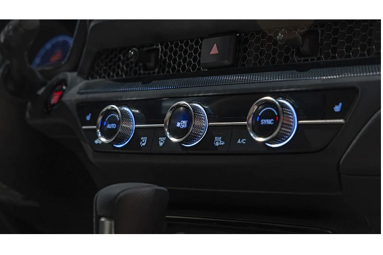 Tại Mỹ, Honda CR-V 2023 được phân phối các phiên bản: EX, EX-L, Sport và Sport Touring từ thấp đến cao. Bên trong, CR-V 2023 mang đậm phong cách của Civic thế hệ thứ 11 với lối thiết kế tinh giản, không rườm rà. Điều này được thể hiện rõ ràng nhất ở cách bài trí bảng táp-lô với dải mắt lưới tổ ong chạy ngang nằm trên hốc gió điều hòa.