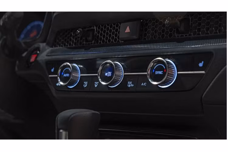 Tại Mỹ, Honda CR-V 2023 được phân phối các phiên bản: EX, EX-L, Sport và Sport Touring từ thấp đến cao. Bên trong, CR-V 2023 mang đậm phong cách của Civic thế hệ thứ 11 với lối thiết kế tinh giản, không rườm rà. Điều này được thể hiện rõ ràng nhất ở cách bài trí bảng táp-lô với dải mắt lưới tổ ong chạy ngang nằm trên hốc gió điều hòa.