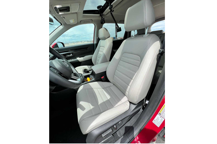 Ngay cả viền bao quanh lưới tản nhiệt cũng được sơn màu đen bóng. Hệ thống đèn chiếu sáng trước gồm đèn pha LED và dải đèn LED định vị ban ngày đều được thiết kế lại để hài hoà hơn với bộ lưới tản nhiệt mới. Tiếp đến là cản trước mới, tích hợp hốc gió trung tâm rộng và khe gió hình chữ "L" ở hai góc đầu xe.