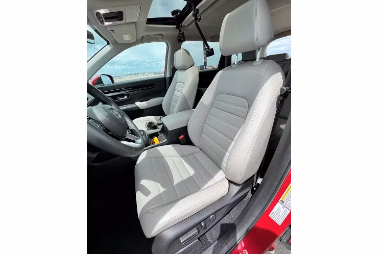 Ngay cả viền bao quanh lưới tản nhiệt cũng được sơn màu đen bóng. Hệ thống đèn chiếu sáng trước gồm đèn pha LED và dải đèn LED định vị ban ngày đều được thiết kế lại để hài hoà hơn với bộ lưới tản nhiệt mới. Tiếp đến là cản trước mới, tích hợp hốc gió trung tâm rộng và khe gió hình chữ "L" ở hai góc đầu xe.