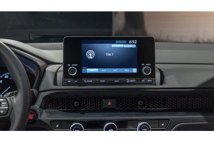 Theo đó, Honda CR-V 2023 sẽ có kích thước dài x rộng x cao lần lượt là 4.694 mm x 1.864 mm x 1.689 mm và chiều dài cơ sở 2.700 mm. Ngoài ra, cột A của xe cũng bị đổi vị trí giúp chiều dài cơ sở xe tăng 40,5 mm, nhờ vậy mà khoang cabin của Honda CR-V 2023 rộng rãi hơn. Honda cũng đã chuyển gương chiếu hậu sang bên cánh cửa.