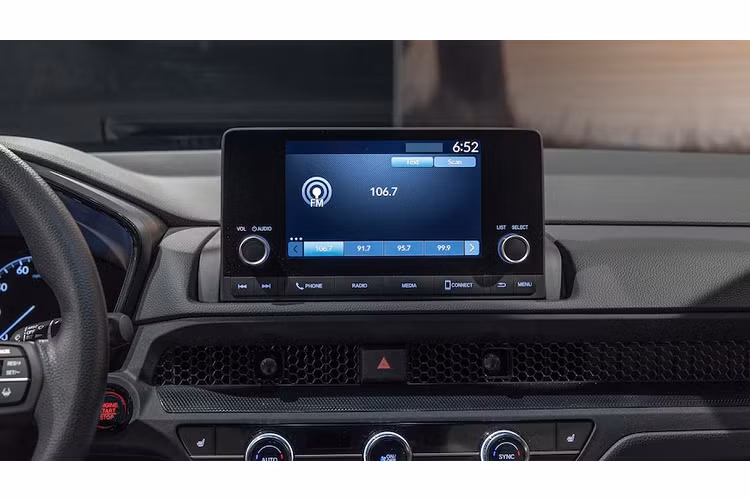 Theo đó, Honda CR-V 2023 sẽ có kích thước dài x rộng x cao lần lượt là 4.694 mm x 1.864 mm x 1.689 mm và chiều dài cơ sở 2.700 mm. Ngoài ra, cột A của xe cũng bị đổi vị trí giúp chiều dài cơ sở xe tăng 40,5 mm, nhờ vậy mà khoang cabin của Honda CR-V 2023 rộng rãi hơn. Honda cũng đã chuyển gương chiếu hậu sang bên cánh cửa.