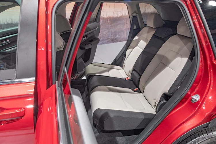 Trong khi đó, các bản Sport và Sport Touring cao cấp dùng động cơ hệ truyền động hybrid, bao gồm máy xăng 2.0L nâng cấp và 2 mô-tơ điện. Hệ truyền động này tạo ra công suất tổng cộng 204 mã lực và mô-men xoắn cực đại 335 Nm. Riêng bản Sport Touring sẽ chỉ dùng hệ dẫn động AWD. Trước mắt, các phiên bản chạy xăng truyền thống của Honda CR-V 2023 sẽ được mở bán trước, trong khi các bản hybrid bắt đầu bàn giao từ cuối năm nay.