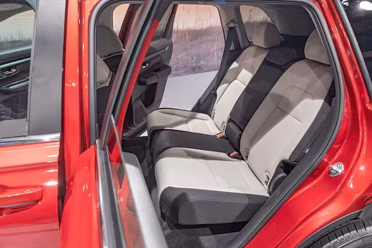 Trong khi đó, các bản Sport và Sport Touring cao cấp dùng động cơ hệ truyền động hybrid, bao gồm máy xăng 2.0L nâng cấp và 2 mô-tơ điện. Hệ truyền động này tạo ra công suất tổng cộng 204 mã lực và mô-men xoắn cực đại 335 Nm. Riêng bản Sport Touring sẽ chỉ dùng hệ dẫn động AWD. Trước mắt, các phiên bản chạy xăng truyền thống của Honda CR-V 2023 sẽ được mở bán trước, trong khi các bản hybrid bắt đầu bàn giao từ cuối năm nay.