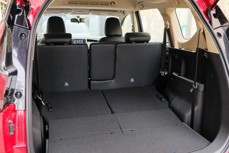 Ngoài ra, xe còn có nội thất bọc nỉ màu nâu hoặc be ở bản thấp, nội thất bọc da ở bản cao cấp nhất, hệ thống điều hòa chỉnh cơ, hệ thống âm thanh 6 loa, ổ điện 12V và các cổng USB để sạc thiết bị di động.