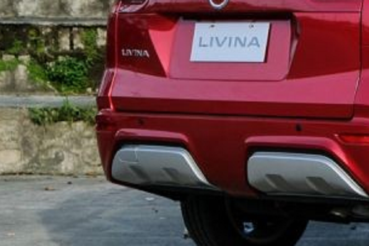 Tại thị trường Philippines, giá xe Nissan Livina 2023 tương ứng cho 4 phiên bản dao động từ 1,029 - 1,209 triệu Peso (khoảng 426 - 500 triệu đồng). Xe có 5 màu sơn là trắng Diamond Pearl White, xám Moonstone Gray, đen Onyx Black, bạc Platinum Silver và đỏ Royal Ruby Red.