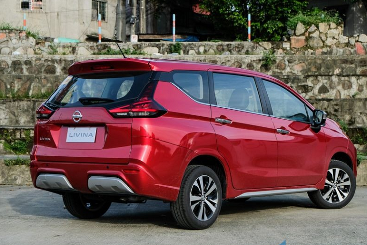 Xe vẫn mang trên mình lưới tản nhiệt V-Motion đặc trưng của thương hiệu Nissan với viền mạ crôm dày dặn bao quanh. Viền mạ crôm này nối liền với dải đèn LED định vị ban ngày thanh mảnh. Trong khi đó, đèn pha Halogen của xe được đặt bên dưới, ở hai góc cản trước.