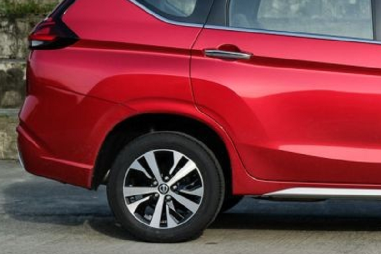 Động cơ kết hợp với hộp số sàn 5 cấp hoặc tự động 4 cấp và hệ dẫn động cầu trước. Cuối cùng là những trang bị an toàn khác cơ bản với 2 túi khí trước và hệ thống chống bó cứng phanh ABS tiêu chuẩn. Chỉ các bản cao cấp mới có hệ thống kiểm soát lực kéo, cân bằng điện tử, hỗ trợ khởi hành ngang dốc, camera lùi và cảm biến đỗ xe.