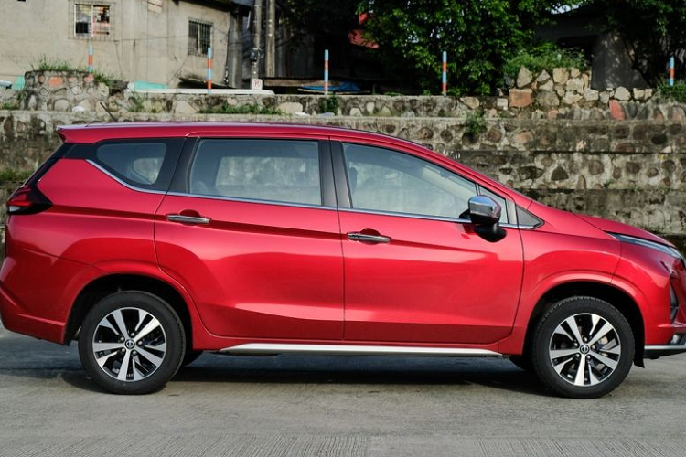Tuy nhiên, khác với "anh em song sinh" Mitsubishi Xpander, kể từ khi ra mắt đến nay, Nissan Livina không hề được nâng cấp. Do đó, mẫu xe này sở hữu nhiều chi tiết thiết kế giống với Mitsubishi Xpander cũ thay vì phiên bản 2022 mới nhất. So với phiên bản đã ra mắt từ cách đây 3 năm, mẫu xe MPV Nissan Livina 2023 không có gì thay đổi về thiết kế.