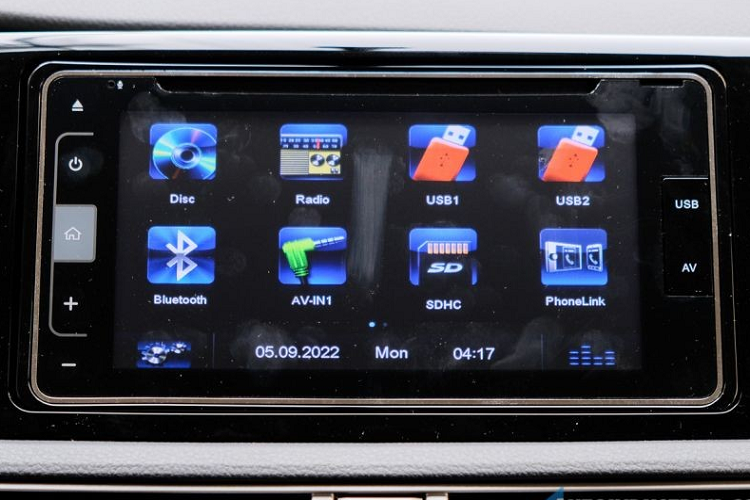 Bên trong mẫu xe MPV Nissan Livina 2023 thế hệ mới sẽ là không gian nội thất giống Mitsubishi Xpander đời cũ nên trông khá lạc hậu so với người anh em song sinh của mình.