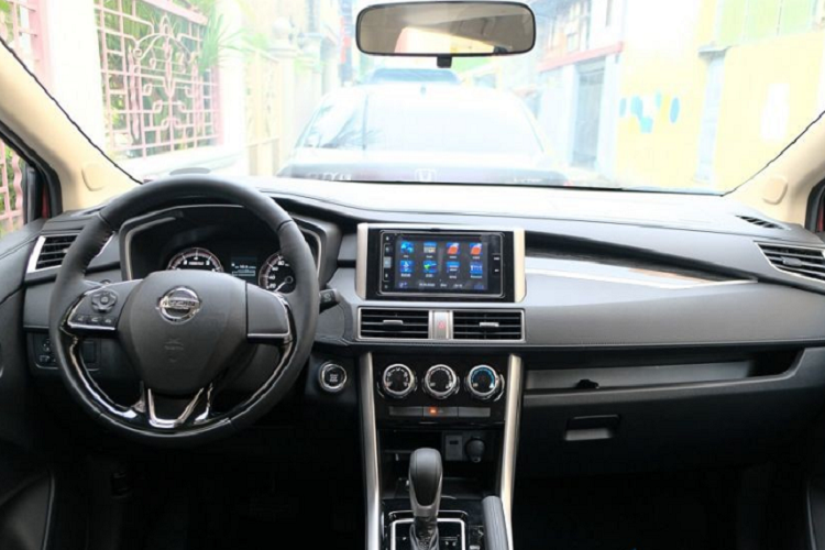 So với Mitsubishi Xpander, Nissan Livina 2023 ngắn hơn 85 mm và thấp hơn 35 - 55 mm, tùy phiên bản. Cụ thể, xe sở hữu chiều dài 4.510 mm, chiều rộng 1.750 mm, chiều cao 1.695 mm và chiều dài cơ sở 2.775 mm. Trong khi đó, chiều cao gầm của xe đạt mức 200 - 205 mm, thấp hơn Mitsubishi Xpander 2022.