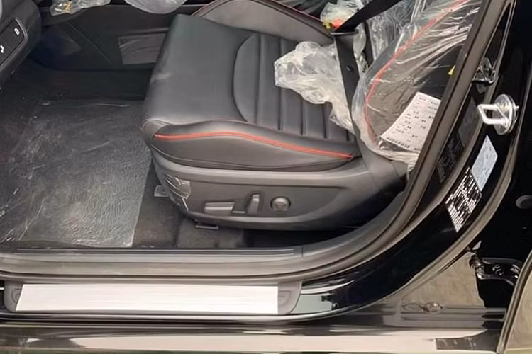 Vô lăng bọc da, màn hình giải trí trung tâm kích thước 10,25 inch, âm thanh 6 loa, đề nổ bằng nút bấm, điều hoà tự động 2 vùng có cửa gió cho hàng ghế sau, cửa sổ trời cho hàng ghế phía trước. Hỗ trợ lái với cảm biến va chạm và camera 360 độ.