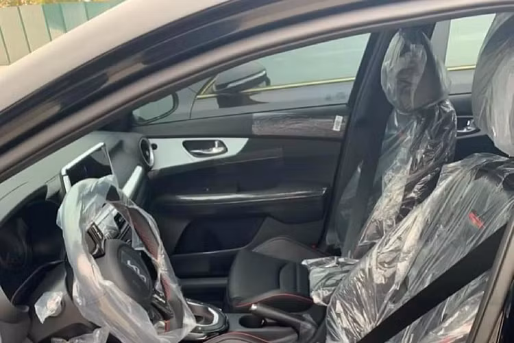 Nội thất Kia K3 1.6 Turbo GT được trang bị tương đương phiên bản 2.0 Premium, bao gồm ghế lái chỉnh điện (có nhớ vị trí), tựa lưng ghế có logo “GT” được thêu màu đỏ, viền ghế màu đỏ.