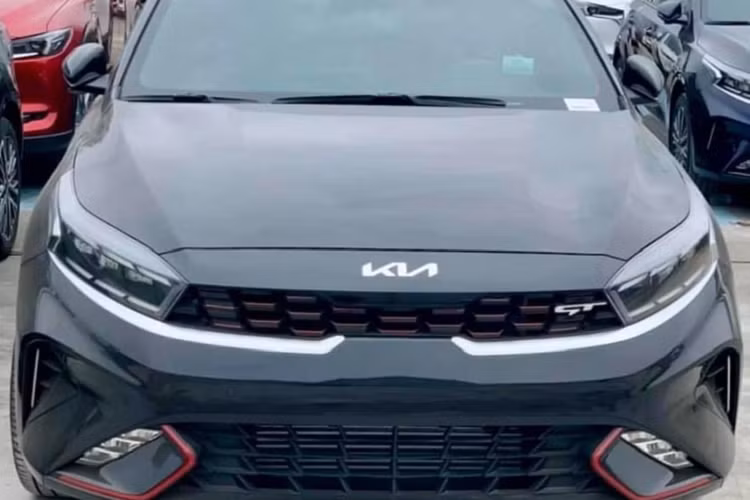Điểm nổi bật của Kia K3 1.6 Turbo GT mới chính là động cơ xăng 4cyl dung tích 1.6L tăng áp cho công suất tối đa 201 mã lực và mô-men xoắn cực đại 265 Nm. Xe sử dụng kết hợp hộp số tự động ly hợp kép 7 cấp (7DCT), đi cùng với hệ dẫn động vẫn là cầu trước (FWD). Cùng với Hyundai Elantra Sport, Kia K3 GT là một trong những mẫu xe sở hữu cấu hình động cơ hấp dẫn và công suất mạnh mẽ trong phân khúc sedan hạng C.
