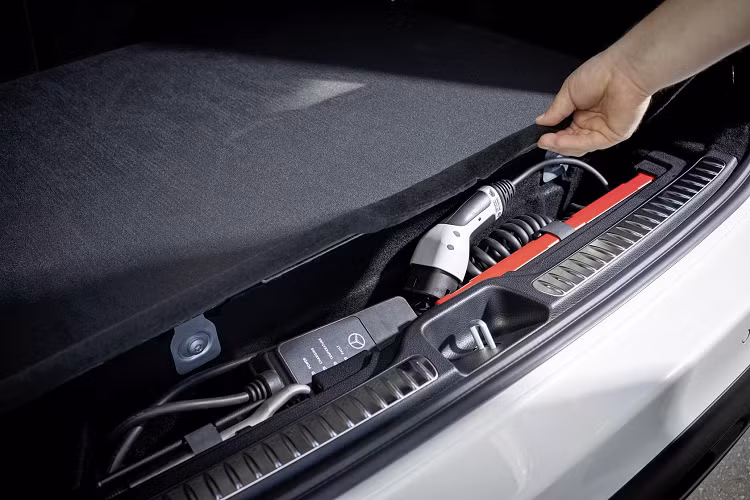 Bản này được trang bị động cơ xăng 4 xy-lanh với dung tích 2.0L, có công suất 204 mã lực (150 kW), mô-men xoắn cực đại 320 Nm kết hợp với mô-tơ điện công suất 100 kW, mô-men xoắn cực đại 440 Nm. Tổng công suất đạt 313 mã lực (230 kW), mô-men xoắn cực đại 550 Nm.