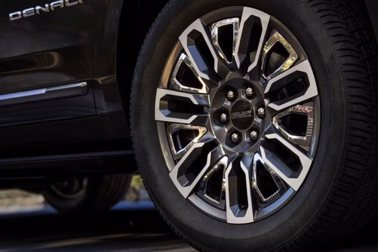 Sự khác biệt lớn hơn của mẫu xe SUV GMC Yukon Denali Ultimate 2023 chính là nằm ở bên trong, với cả 3 hàng ghế được hoàn thiện trong da bọc màu nâu Alpine Umber đi kèm chỉ khâu tương phản.