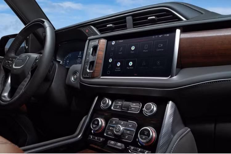 Về mặt công nghệ, Denali Ultimate là mẫu Yukon đầu tiên có bộ hệ thống hỗ trợ người lái Super Cruise, bao gồm hỗ trợ chuyển làn và kéo rơ moóc rảnh tay.