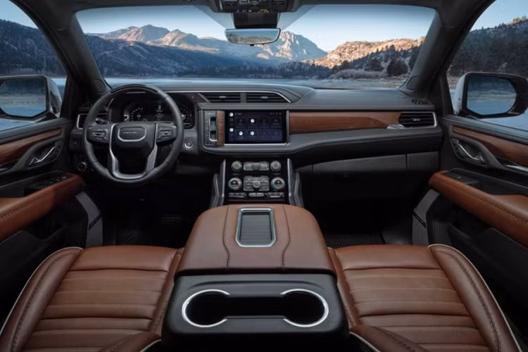 Hàng ghế trước đều có chức năng chỉnh điện 16 hướng và massage. Ngoài ra, nội thất còn có nhiều đường viền nhôm sáng và hệ thống âm thanh Bose 18 loa mới.