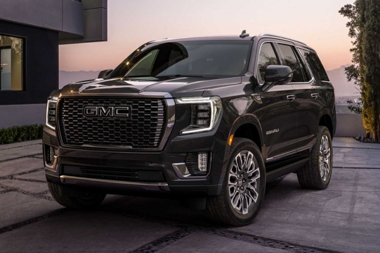 Ở bên ngoài, GMC Yukon Denali Ultimate 2023 mới được làm đẹp bởi những điểm nhấn crôm tối màu ở mặt ca-lăng phía trước, crôm sáng bóng ở viền cửa sổ, nhiều crôm trang trí ở các tấm cửa dưới và bộ mâm 22 inch "hàng thửa".