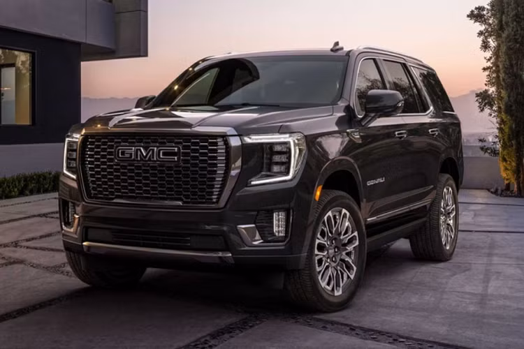 Ở bên ngoài, GMC Yukon Denali Ultimate 2023 mới được làm đẹp bởi những điểm nhấn crôm tối màu ở mặt ca-lăng phía trước, crôm sáng bóng ở viền cửa sổ, nhiều crôm trang trí ở các tấm cửa dưới và bộ mâm 22 inch "hàng thửa".