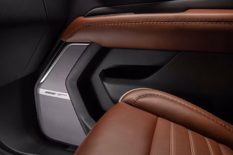 Mẫu SUV cỡ lớn cũng được trang bị màn hình trung tâm 10,2 inch tích hợp sẵn Google, tương thích với cả Apple CarPlay và Android Auto.