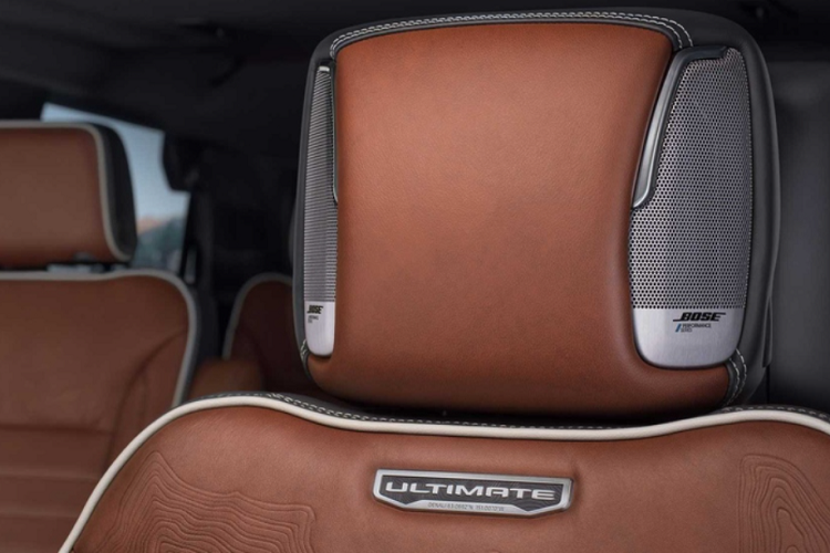 Cả 2 đều đi kèm hộp số tự động 10 cấp, hệ thống kiểm soát lái xe từ tính, hệ thống treo khí nén thích ứng và hệ dẫn động 4 bánh.