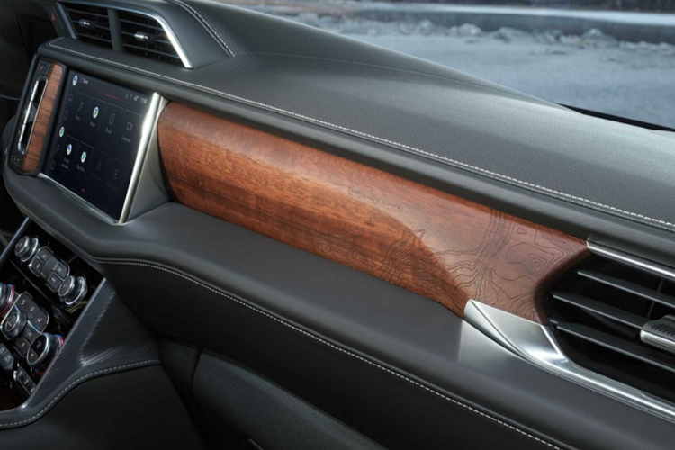 Về vận hành, Yukon Denali Ultimate 2023 vẫn có các lựa chọn truyền động như Yukon Denali 2022, bao gồm bản tiêu chuẩn V8 6.2L công suất 420 mã lực và máy dầu diesel tăng áp Duramax 3.0L công suất 277 mã lực / mô-men xoắn 624 Nm.