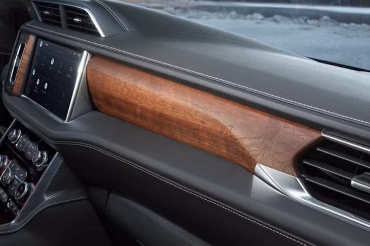 Về vận hành, Yukon Denali Ultimate 2023 vẫn có các lựa chọn truyền động như Yukon Denali 2022, bao gồm bản tiêu chuẩn V8 6.2L công suất 420 mã lực và máy dầu diesel tăng áp Duramax 3.0L công suất 277 mã lực / mô-men xoắn 624 Nm.