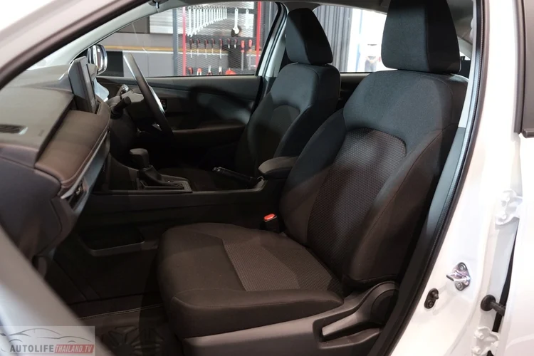 Ngoài ra, phiên bản cũng bị cắt giảm phanh đĩa sau, sử dụng phanh tang trống. Còn lại các tính năng an toàn khác vẫn được trang bị như:Hệ thống chống bó cứng phanh, Hệ thống phân phối lực phanh điện tử