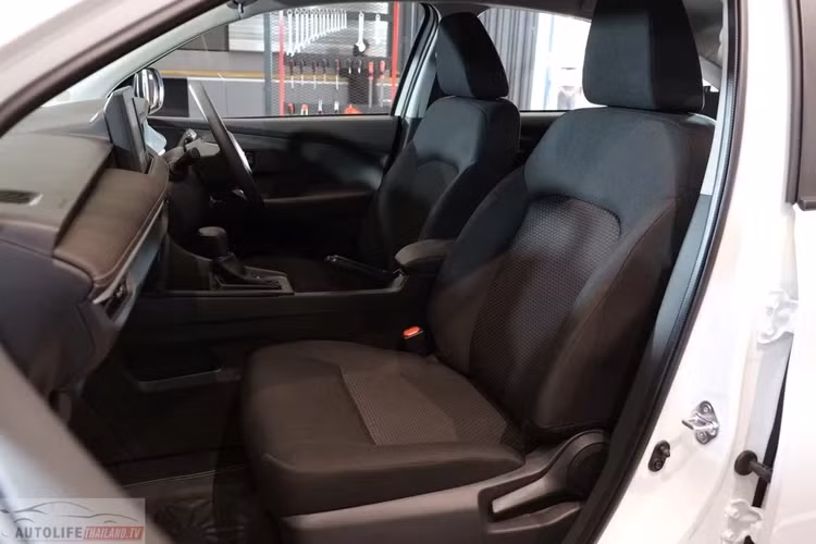 Ngoài ra, phiên bản cũng bị cắt giảm phanh đĩa sau, sử dụng phanh tang trống. Còn lại các tính năng an toàn khác vẫn được trang bị như:Hệ thống chống bó cứng phanh, Hệ thống phân phối lực phanh điện tử