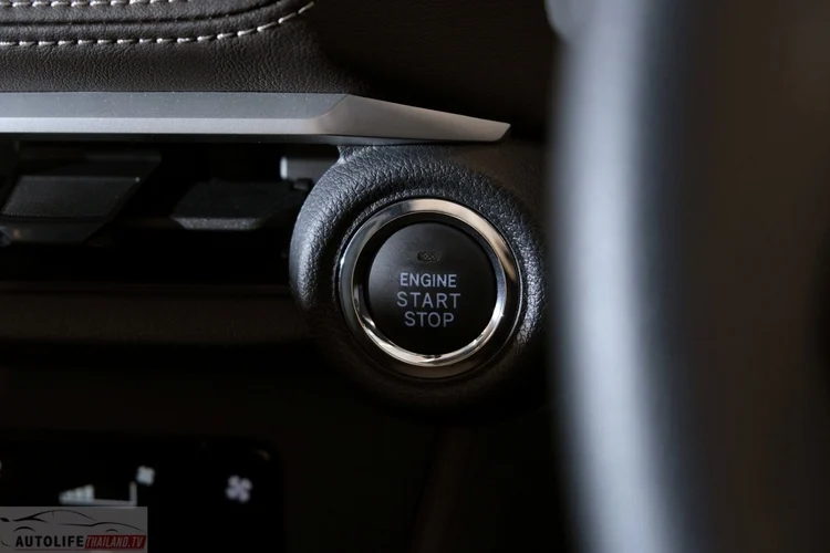 Bước vào bên trong, Toyota Vios 1.2 Sport sử dụng phần lớn chất liệu nhựa sần urethan cho ốp tapi cửa, vô lăng hay cần số... Tuy nhiên, mặt trên bảng táp lô vẫn giữ chất liệu bọc da với đường may chỉ nổi màu bạc.