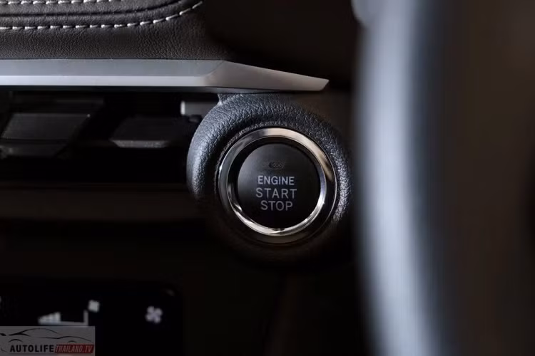 Bước vào bên trong, Toyota Vios 1.2 Sport sử dụng phần lớn chất liệu nhựa sần urethan cho ốp tapi cửa, vô lăng hay cần số... Tuy nhiên, mặt trên bảng táp lô vẫn giữ chất liệu bọc da với đường may chỉ nổi màu bạc.