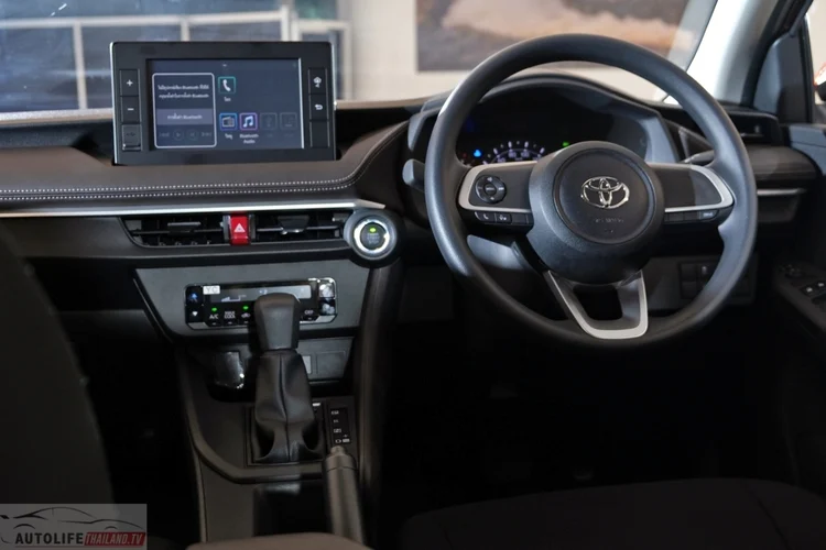 Điều hòa trên Toyota Vios 1.2 Sport chỉnh tay với giao diện nút bấm khá giống với phiên bản cao cấp Premium Luxury. Tuy nhiên, hệ thống điều hòa sẽ không có tính năng lọc bụi mịn PM2.5 và cửa gió điều hòa hàng ghế sau.