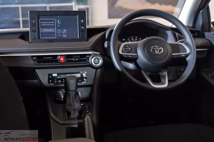 Điều hòa trên Toyota Vios 1.2 Sport chỉnh tay với giao diện nút bấm khá giống với phiên bản cao cấp Premium Luxury. Tuy nhiên, hệ thống điều hòa sẽ không có tính năng lọc bụi mịn PM2.5 và cửa gió điều hòa hàng ghế sau.