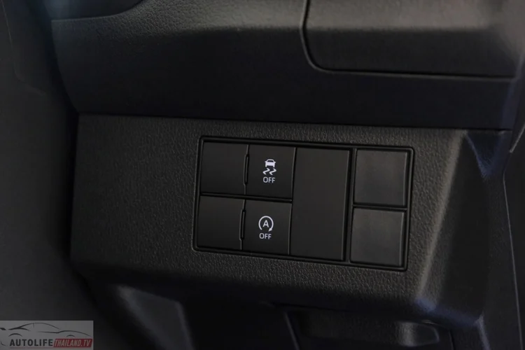 Với giá bán thấp hơn, vô lăng của Toyota Vios 1.2 Sport cũng chỉ tích hợp điều khiển âm thanh, điều khiển bằng giọng nói và đàm thoại rảnh tay. Đồng hồ lái sau vô lăng cũng là loại analog cơ bản với màn hình đa thông tin đơn sắc.