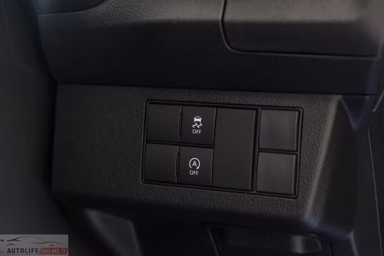 Với giá bán thấp hơn, vô lăng của Toyota Vios 1.2 Sport cũng chỉ tích hợp điều khiển âm thanh, điều khiển bằng giọng nói và đàm thoại rảnh tay. Đồng hồ lái sau vô lăng cũng là loại analog cơ bản với màn hình đa thông tin đơn sắc.