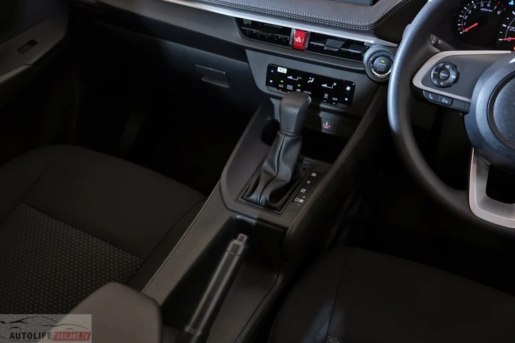 Các tiện ích khác được trang bị trên phiên bản tiêu chuẩn gồm chìa khóa thông minh tích hợp mở cốp từ xa, khởi động bằng nút bấm, tấm che nắng người lái tích hợp gương trang điểm cỡ nhỏ, khoang hành lý tích hợp hộc để đồ bên dưới...Toyota Vios 1.2 Sport không trang bị hệ thống an toàn chủ động Toyota Safety Sense như phiên bản cao cấp.