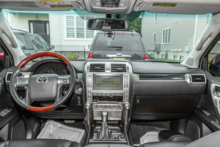 Khối động cơ V8 4.6L của GX vẫn được giữ thay vì thay thế cấu hình 4 hoặc 6 xi-lanh có trên Land Cruiser Prado.