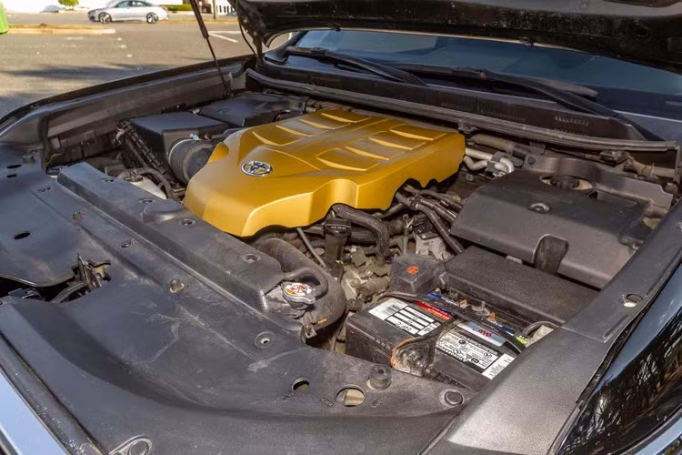 Gần như chiếc GX 460 2010 đã được thay mới hoàn toàn thân xe của mẫu Land Cruiser Prado 2018, bao gồm cản trước, hệ thống đèn chiếu sáng, lưới tản nhiệt, mui xe, bảng điều khiển và cả phần cửa hậu phía sau. Tất nhiên là logo Toyota và cái tên Land Cruiser Prado cũng có mặt.