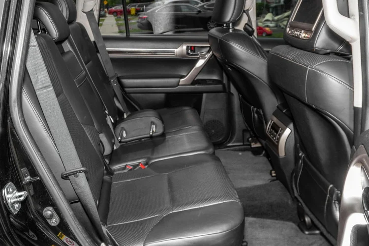 Thậm chí, chiếc Land Cruiser Prado “mạo danh” này còn có khả năng vượt đường địa hình cực tốt nhờ có bộ vi sai trung tâm khóa chống trượt giới hạn Torsen, hệ thống treo động học Kinetic và khoảng cách mặt đất hơn 20 cm.