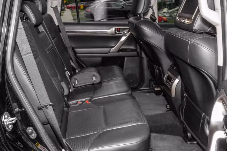 Thậm chí, chiếc Land Cruiser Prado “mạo danh” này còn có khả năng vượt đường địa hình cực tốt nhờ có bộ vi sai trung tâm khóa chống trượt giới hạn Torsen, hệ thống treo động học Kinetic và khoảng cách mặt đất hơn 20 cm.