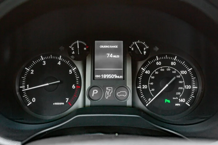 Động cơ V8 của GX 460 2010 tạo ra công suất 301 mã lực và 446 Nm mô-men, sức mạnh được truyền xuống 4 bánh thông qua hộp số tự động 6 cấp.