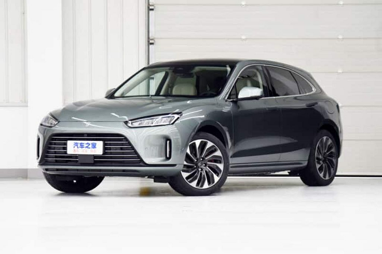 Chiếc SUV cỡ trung Aito M5 PHEV chạy điện mới này được trang bị hệ thống truyền động plug-in hybrid và sở hữu các tính năng công nghệ mới nhất bao gồm hệ thống thông tin giải trí của Huawei.